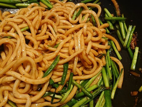 角煮の煮汁でピリ辛焼きうどん